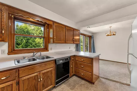 Kitchen - 4718 W Periwinkle Ct, Appleton, WI 54914 photo 4 of 5