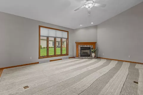 Living - 44 Penbrook Cir, Appleton, WI 54913 photo 5 of 7