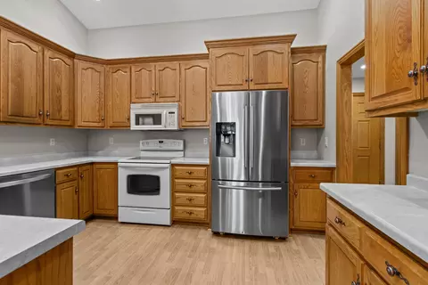 Kitchen - 44 Penbrook Cir, Appleton, WI 54913 photo 5 of 5