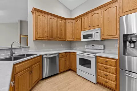 Kitchen - 44 Penbrook Cir, Appleton, WI 54913 photo 4 of 5