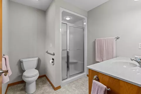 Bath - 44 Penbrook Cir, Appleton, WI 54913 photo 2 of 3