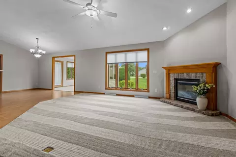 Living - 44 Penbrook Cir, Appleton, WI 54913 photo 3 of 7