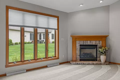 Living - 44 Penbrook Cir, Appleton, WI 54913 photo 4 of 7