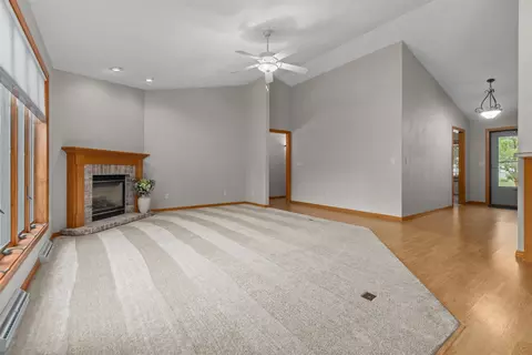 Living - 44 Penbrook Cir, Appleton, WI 54913 photo 2 of 7
