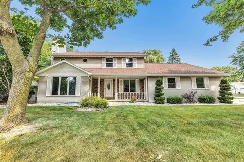 2719 Woodland Hills Ct, Green Bay, WI 54311