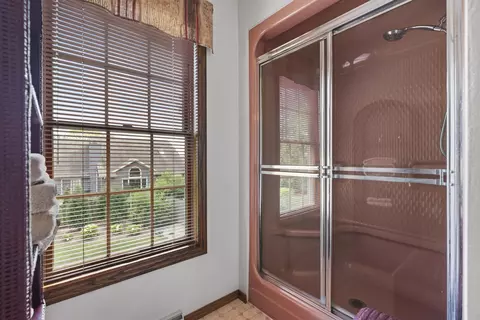 Bath - 609 Scarlet Oak Ct, Appleton, WI 54915 photo 3 of 5