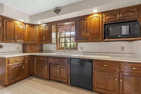 Kitchen - 609 Scarlet Oak Ct, Appleton, WI 54915 photo 1 of 4