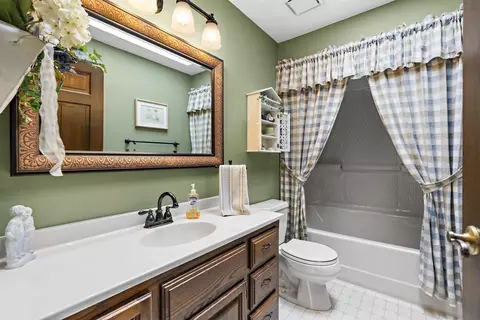 Bath - 609 Scarlet Oak Ct, Appleton, WI 54915 photo 5 of 5