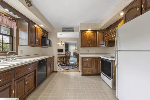Kitchen - 609 Scarlet Oak Ct, Appleton, WI 54915 photo 4 of 4