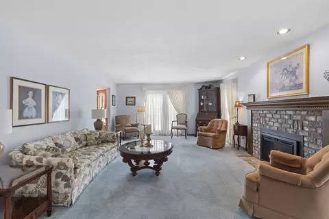 Living - 609 Scarlet Oak Ct, Appleton, WI 54915 photo 4 of 6