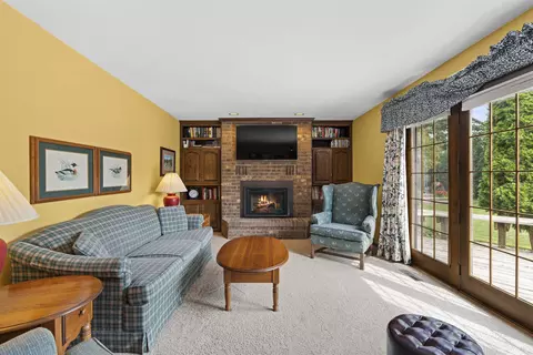 Living - 609 Scarlet Oak Ct, Appleton, WI 54915 photo 5 of 6