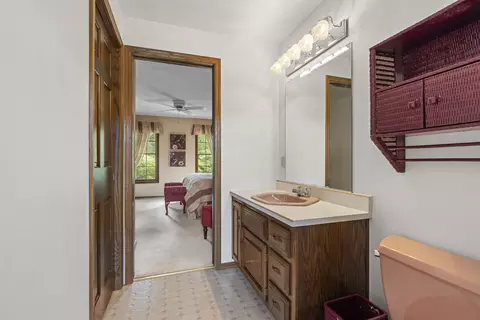 Bath - 609 Scarlet Oak Ct, Appleton, WI 54915 photo 4 of 5