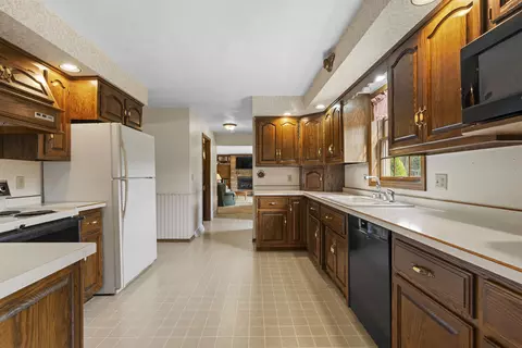 Kitchen - 609 Scarlet Oak Ct, Appleton, WI 54915 photo 2 of 4