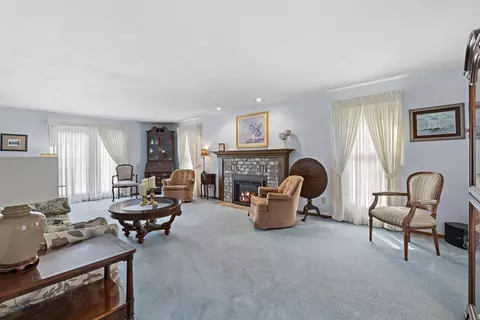 Living - 609 Scarlet Oak Ct, Appleton, WI 54915 photo 2 of 6