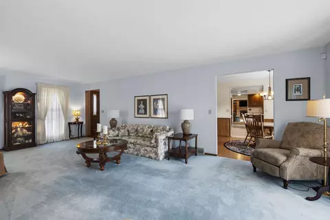 Living - 609 Scarlet Oak Ct, Appleton, WI 54915 photo 3 of 6
