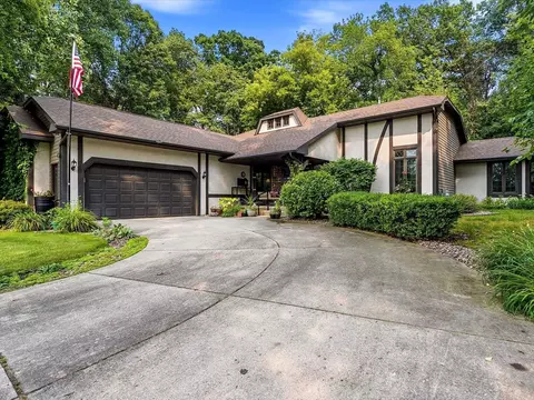 900 Mt Hood Ct, Green Bay, WI 54311