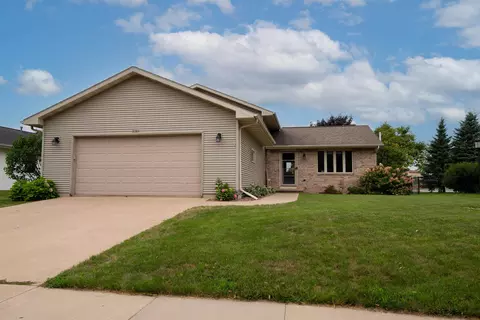 1795 Woodstock St, Oshkosh, WI 54904