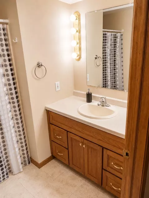 Bath - w2489 Clover Downs Court, Appleton, WI 54915 photo 6 of 7