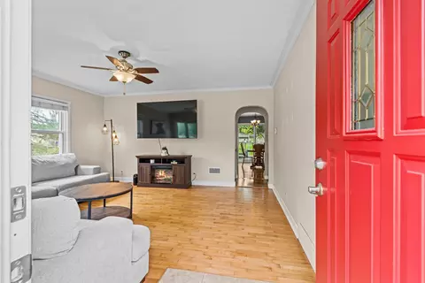 Entry Way - 423 E Harrison St, Appleton, WI 54915 photo 1 of 8