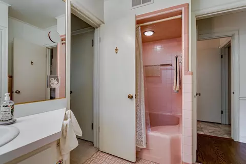 Bath - 1520 Oakcrest Ct, Appleton, WI 54914 photo 2 of 4