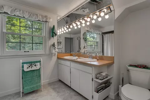Bath - 1520 Oakcrest Ct, Appleton, WI 54914 photo 3 of 4