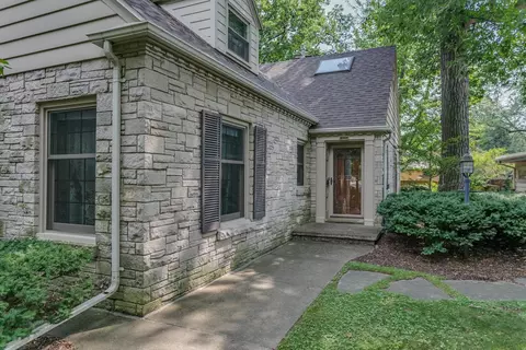 Exterior - 1520 Oakcrest Ct, Appleton, WI 54914 photo 2 of 13