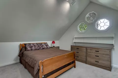 Bedroom - 1520 Oakcrest Ct, Appleton, WI 54914 photo 8 of 9