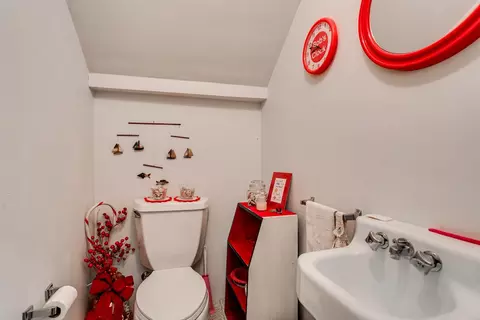 Bath - 1520 Oakcrest Ct, Appleton, WI 54914 photo 4 of 4