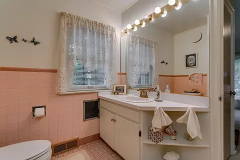 Bath - 1520 Oakcrest Ct, Appleton, WI 54914 photo 1 of 4
