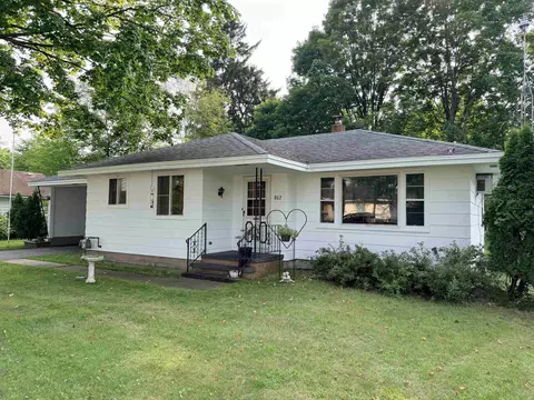 802 10th St, Waupaca, WI 54981