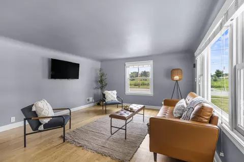 Living - 413 E Grant St, Appleton, WI 54911 photo 2 of 4