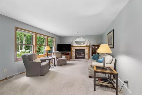 Living - 33 Pheasant Ct, Appleton, WI 54915 photo 3 of 6