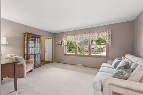 Living - 33 Pheasant Ct, Appleton, WI 54915 photo 1 of 6
