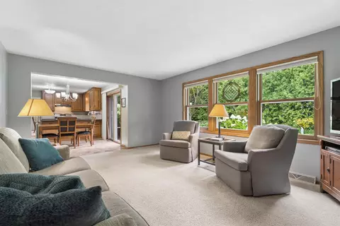 Living - 33 Pheasant Ct, Appleton, WI 54915 photo 6 of 6