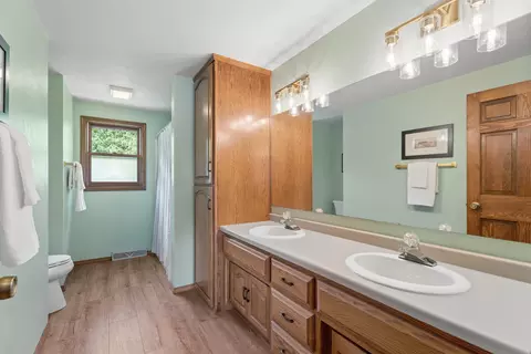 Bath - 33 Pheasant Ct, Appleton, WI 54915 photo 2 of 5