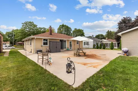 Exterior - 1906 S Memorial Dr, Appleton, WI 54915 photo 6 of 9