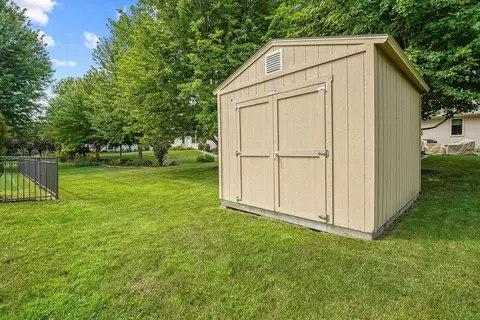 Exterior - 4111 N Trailway Ln, Appleton, WI 54913 photo 4 of 9