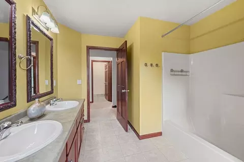 Bath - 4111 N Trailway Ln, Appleton, WI 54913 photo 3 of 4
