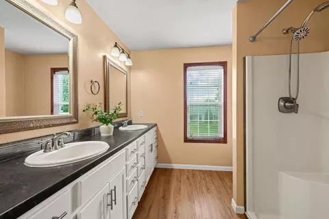Bath - 4111 N Trailway Ln, Appleton, WI 54913 photo 2 of 4