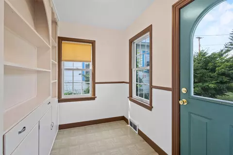 Entry Way - 321 Mill St, Algoma, WI 54201 photo 2 of 3