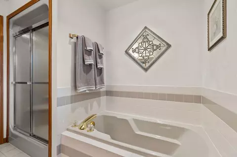 Bath - 4224 Terraview Dr, Appleton, WI 54913 photo 2 of 6