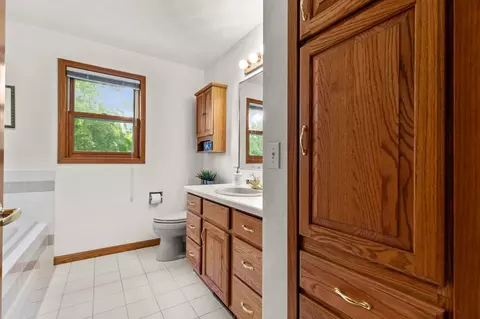 Bath - 4224 Terraview Dr, Appleton, WI 54913 photo 3 of 6
