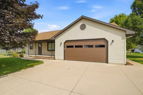 1405 Pinewood Ct, New London, WI 54961
