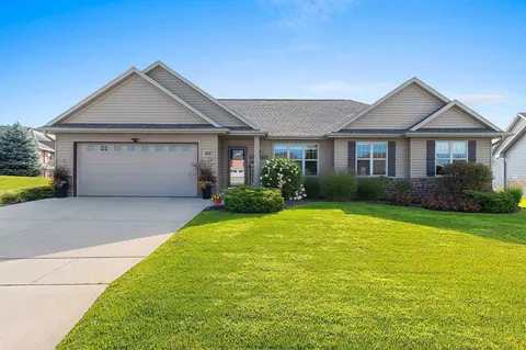 512 Pebblestone Cir, Hobart, WI 54155