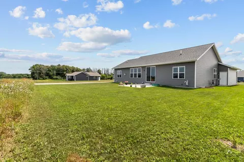 Exterior - 3846 E Zion Ln, Appleton, WI 54913 photo 4 of 8