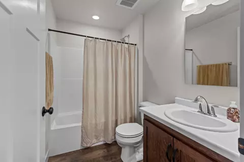 Bath - 3846 E Zion Ln, Appleton, WI 54913 photo 1 of 1