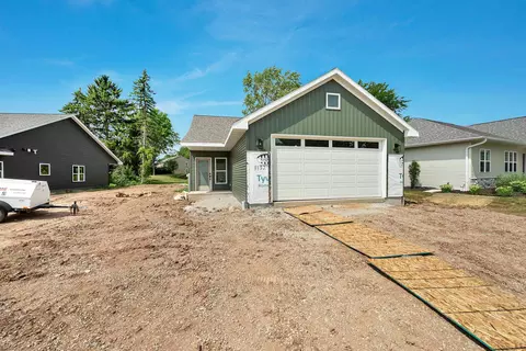 3152 E River Dr, Green Bay, WI 54301