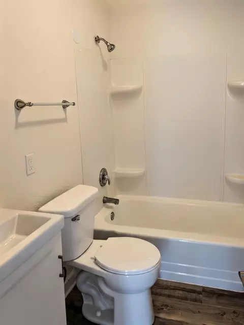 Bath - 1718 E John St, Appleton, WI 54915 photo 4 of 5