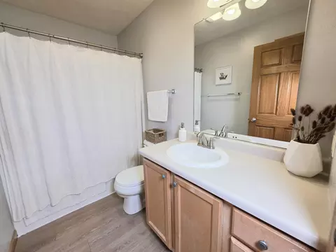 Bath - 3226 E Greenleaf Dr, Appleton, WI 54913 photo 2 of 3