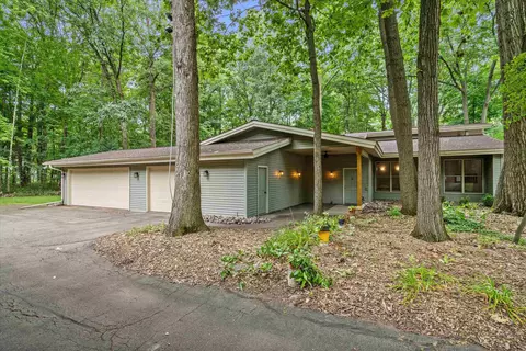 Exterior - 1525 S Weimar St, Appleton, WI 54915 photo 11 of 12
